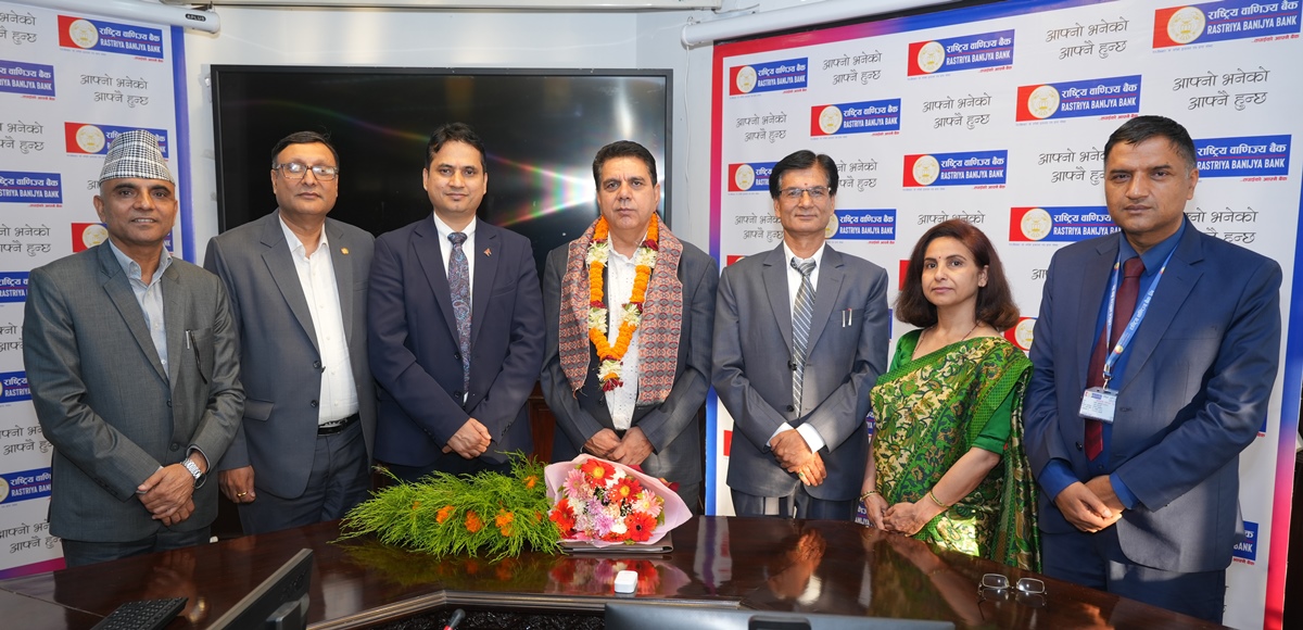 राष्ट्रिय वाणिज्य बैंक सञ्चालक समितिका नव नियुक्त अध्यक्ष देव कुमार ढकालद्धारा पदभार ग्रहण